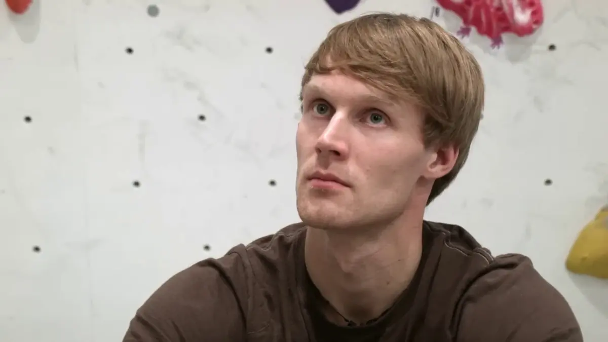 Nalle Hukkataival at an indoor bouldering competition